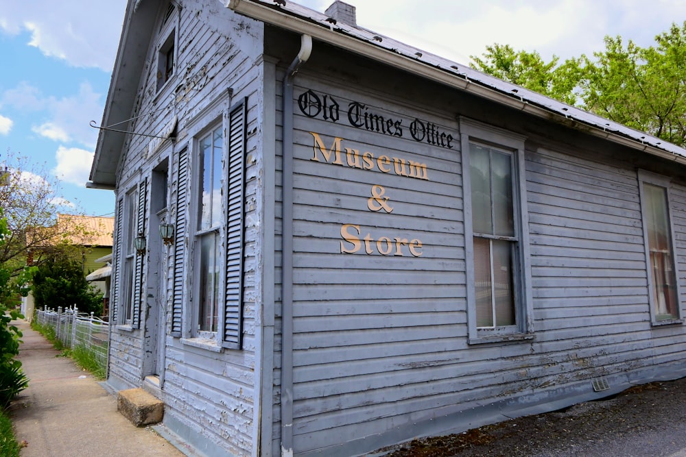 Un edificio antiguo con un letrero que dice museo y tienda