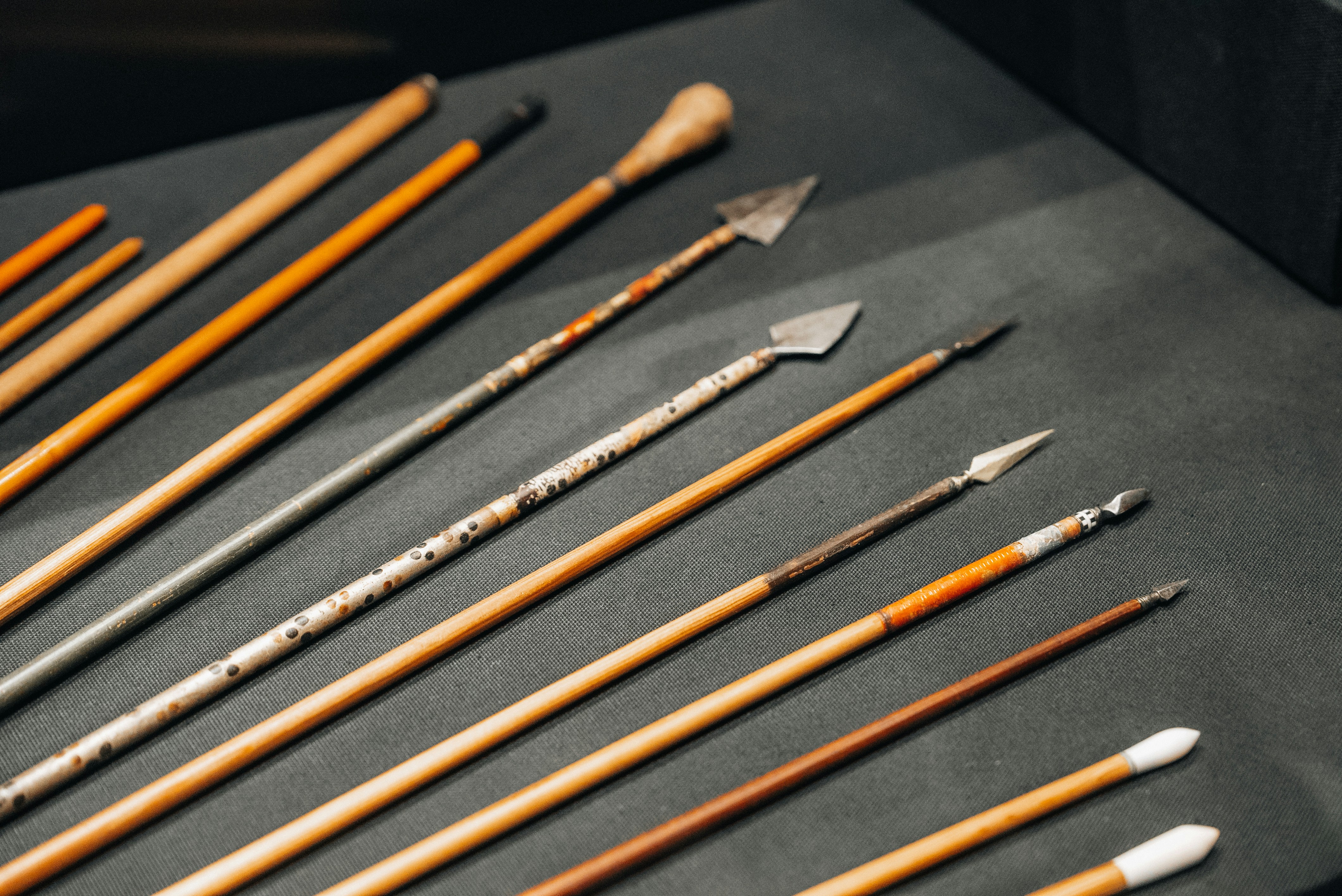 Un mucchio di diversi tipi di pennelli