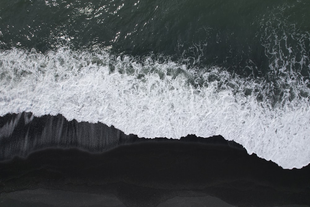 Vue aérienne d’une plage de sable noir