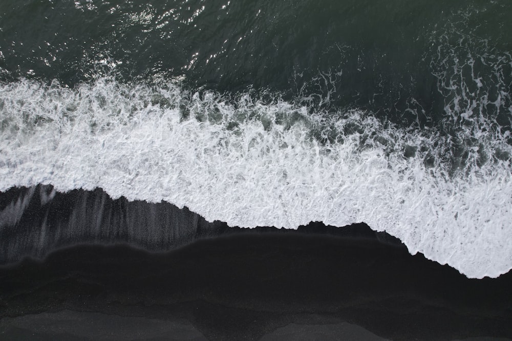 Una vista aérea de una playa de arena negra