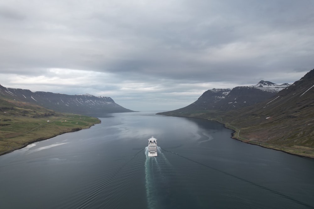 Un bateau voyageant dans un grand plan d’eau