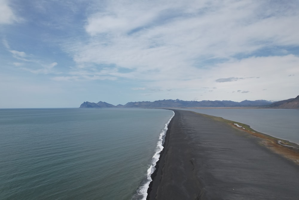 un grand plan d’eau assis à côté d’une plage