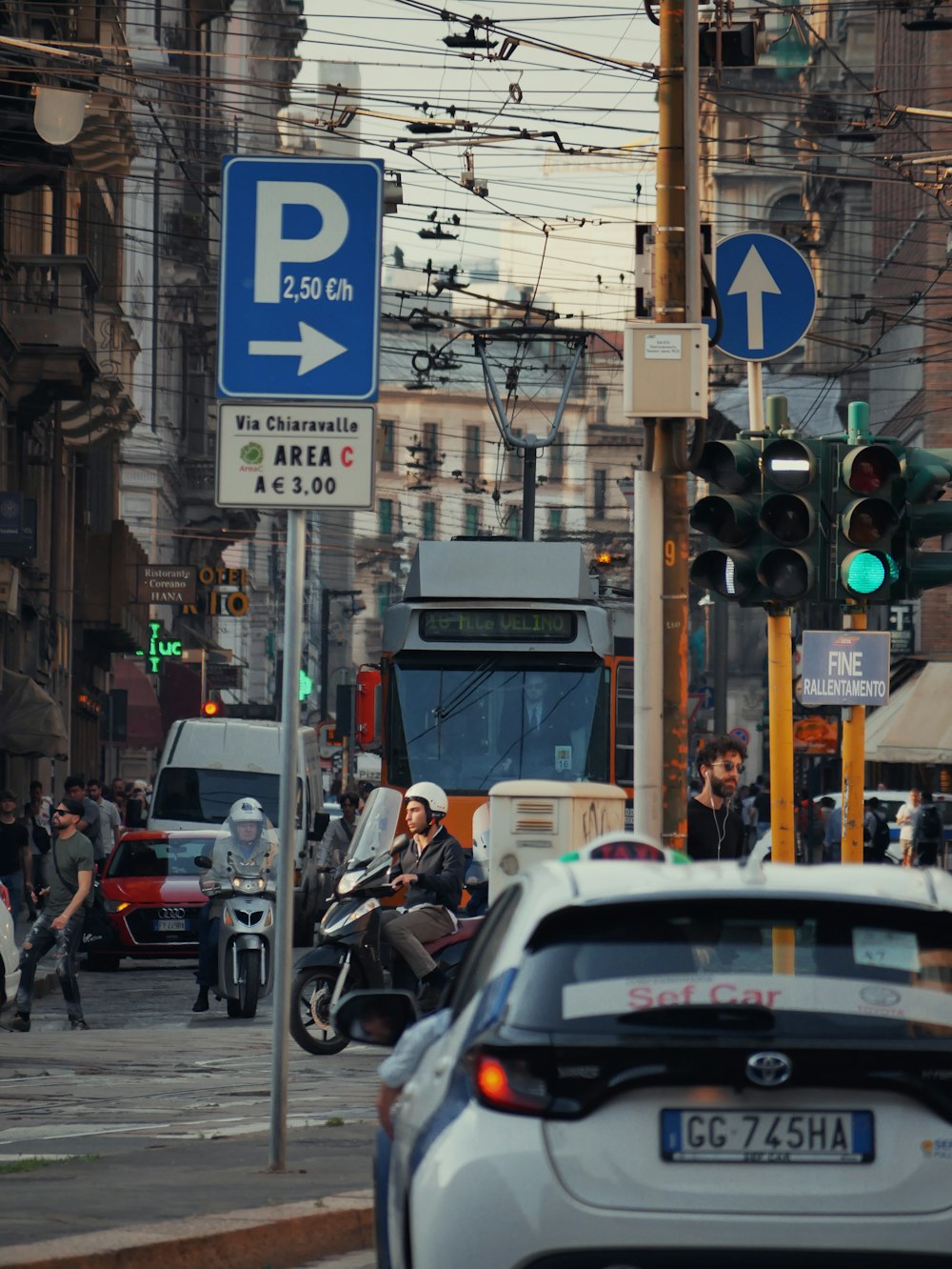 a busy city street filled with lots of traffic