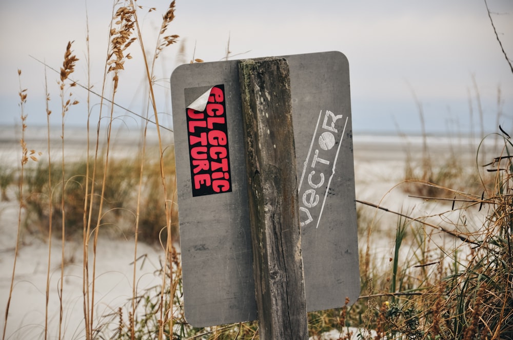 ein Schild, das sich an der Seite eines Pfahls befindet