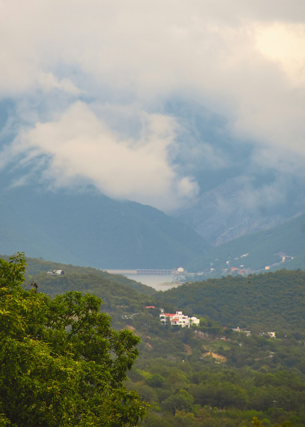 une vue d’une chaîne de montagnes avec un plan d’eau au loin