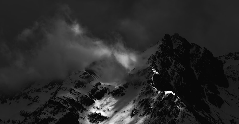 uma foto em preto e branco de uma montanha coberta de neve