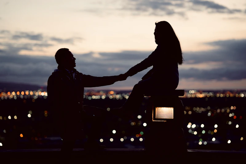 couple enjoying a relaxed bench date