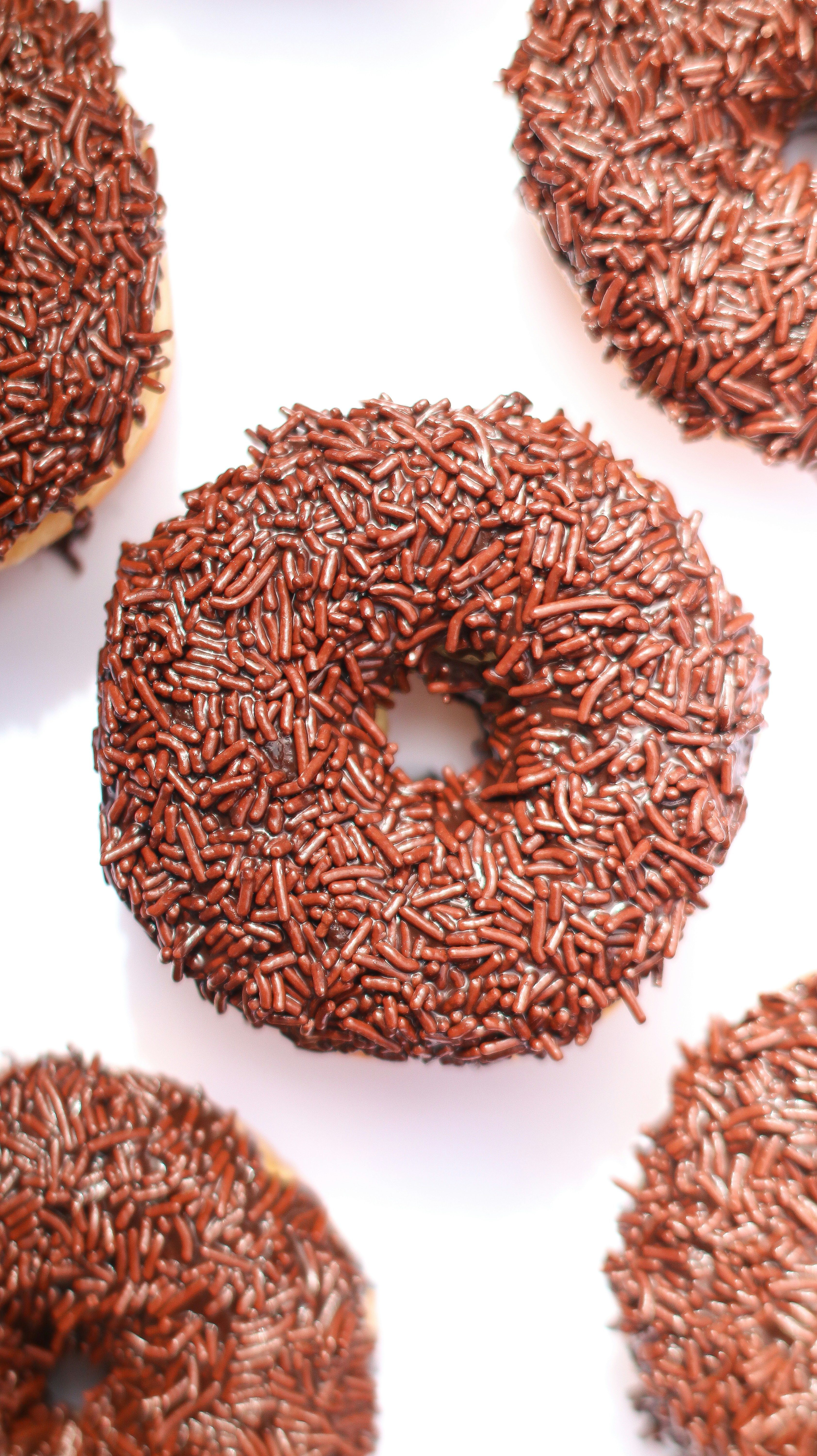 Um close up de um donut com polvilho de chocolate foto – Imagem grátis  sobre Donut na Unsplash, image size:3000x5344
