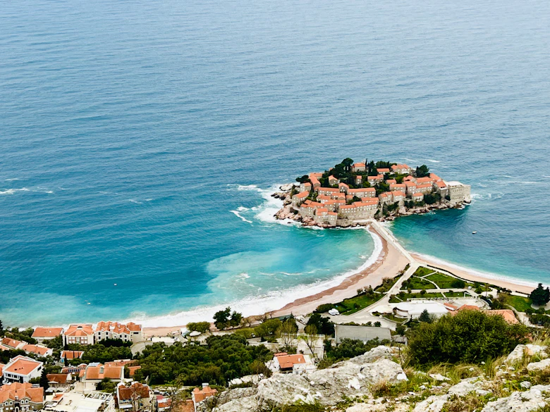 Sveti Stefan schiereiland aan de kust van Montenegro