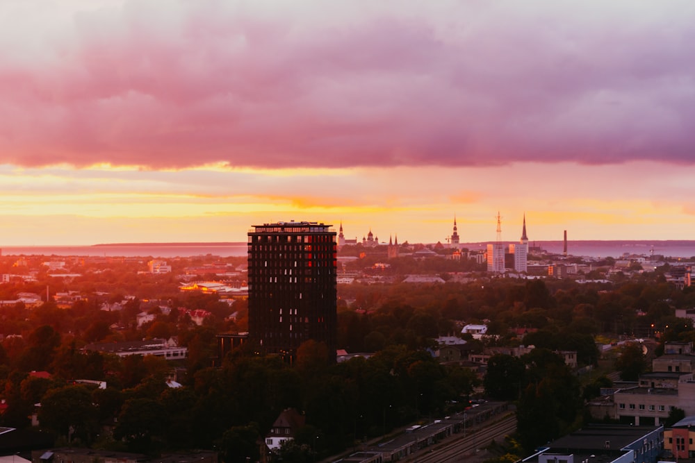 Blick auf eine Stadt bei Sonnenuntergang von einem Hochhaus aus