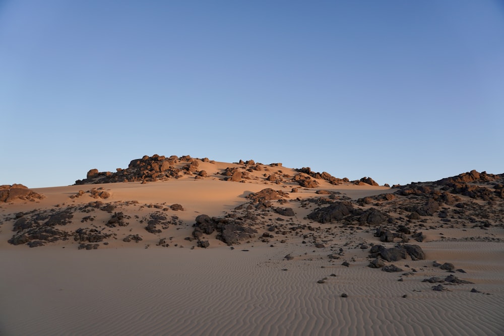 un paesaggio desertico con rocce e sabbia