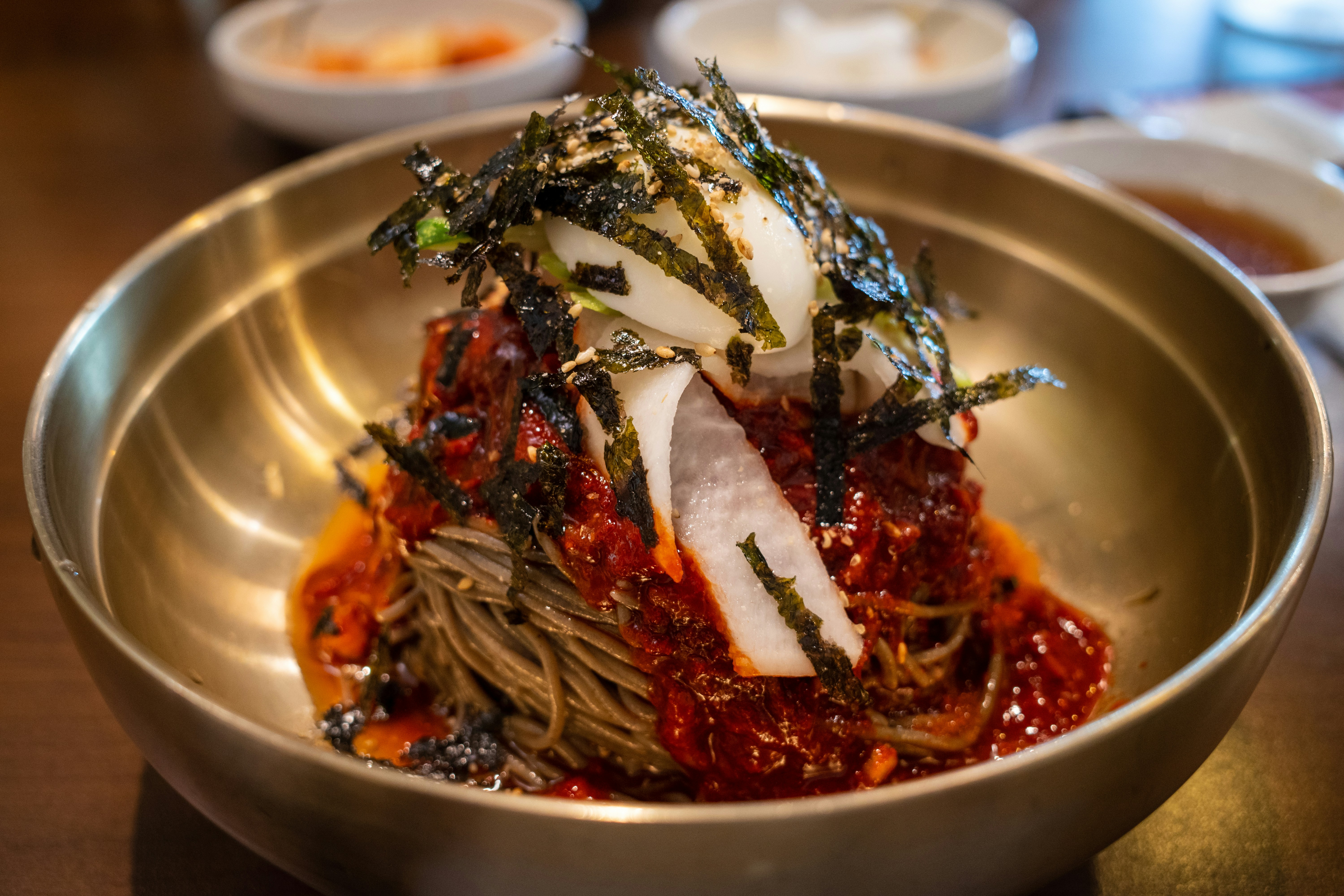 마그네슘이 풍부한 아몬드, 시금치, 아보카도, 다크 초콜릿 등 건강 식품들
