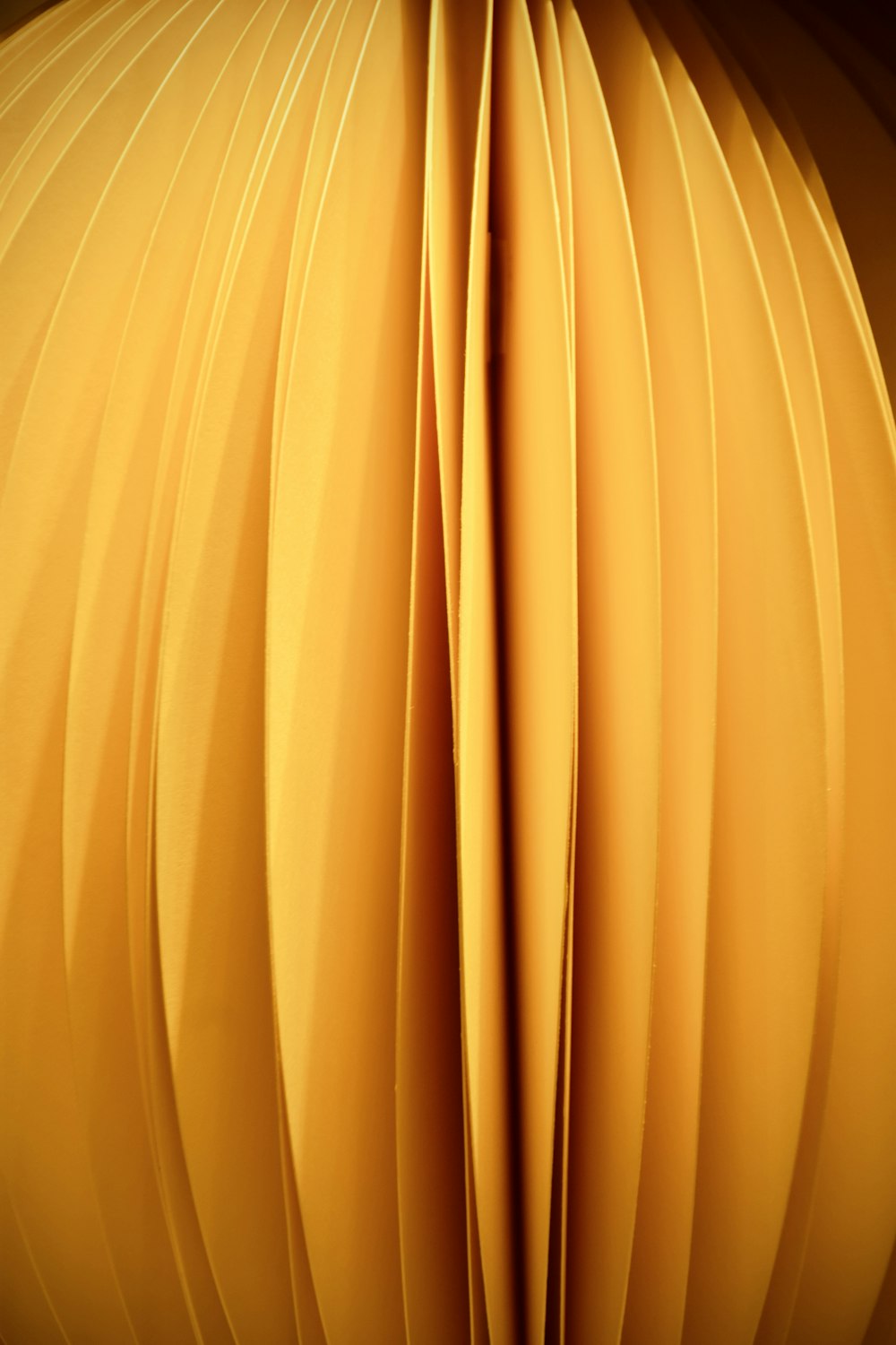 um close up de um objeto amarelo com um fundo preto