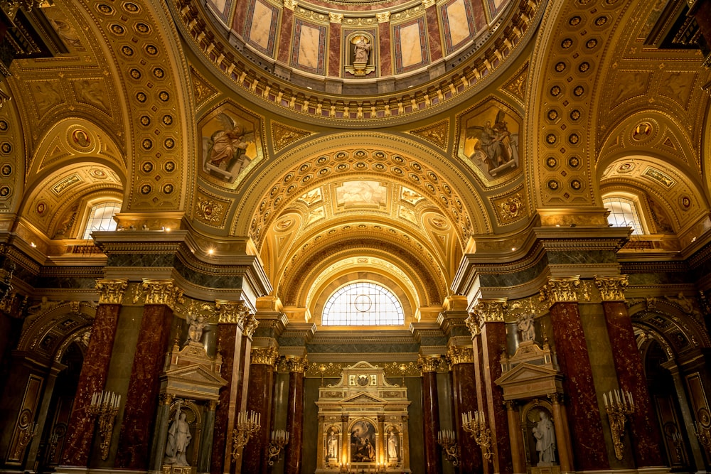 L'interno di una chiesa con un soffitto a cupola