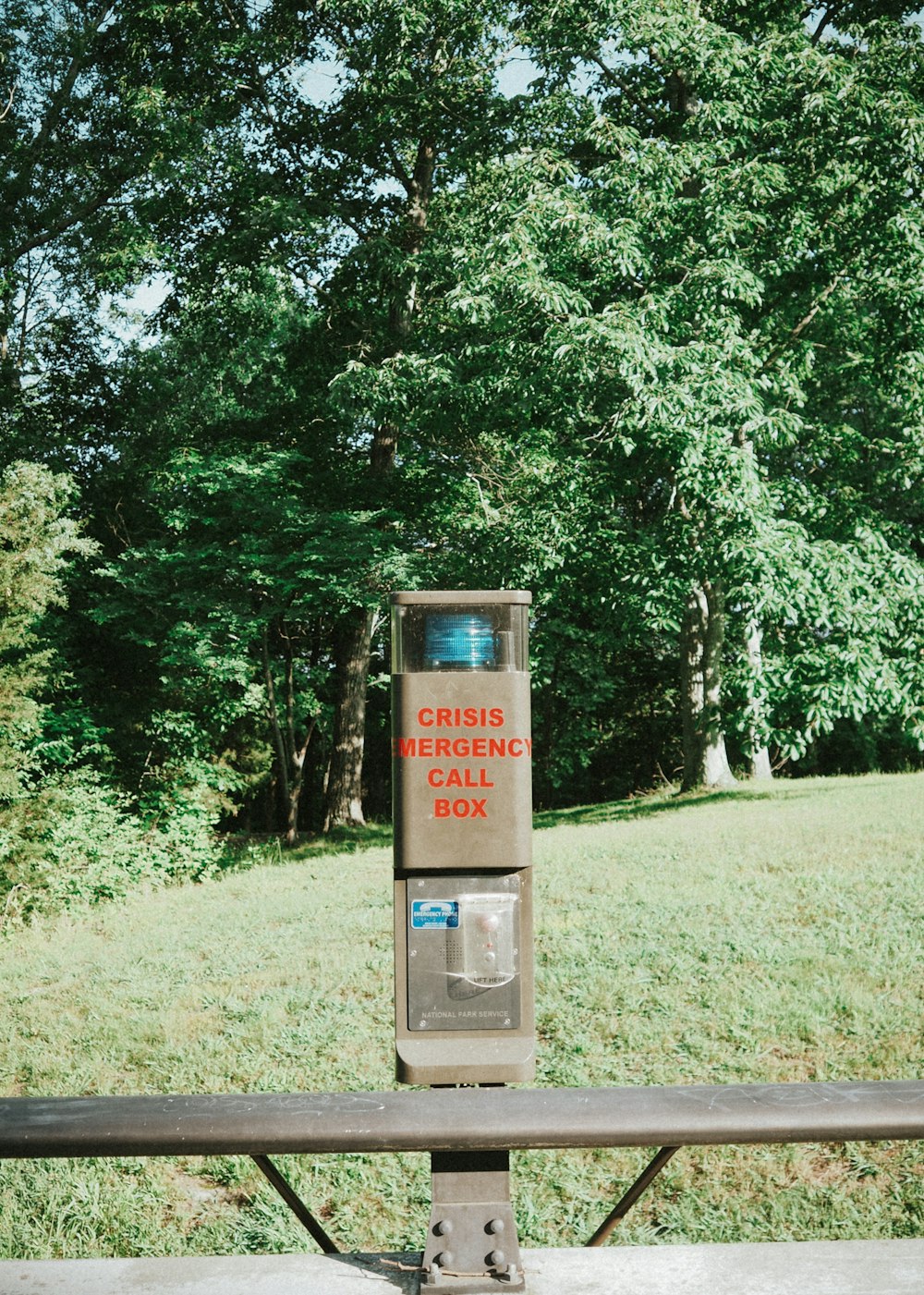 uma cabine telefônica pública no meio de um parque