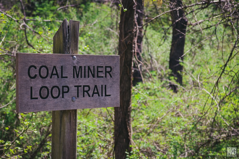 ein Schild mit der Aufschrift Coal Mine Loop Trail