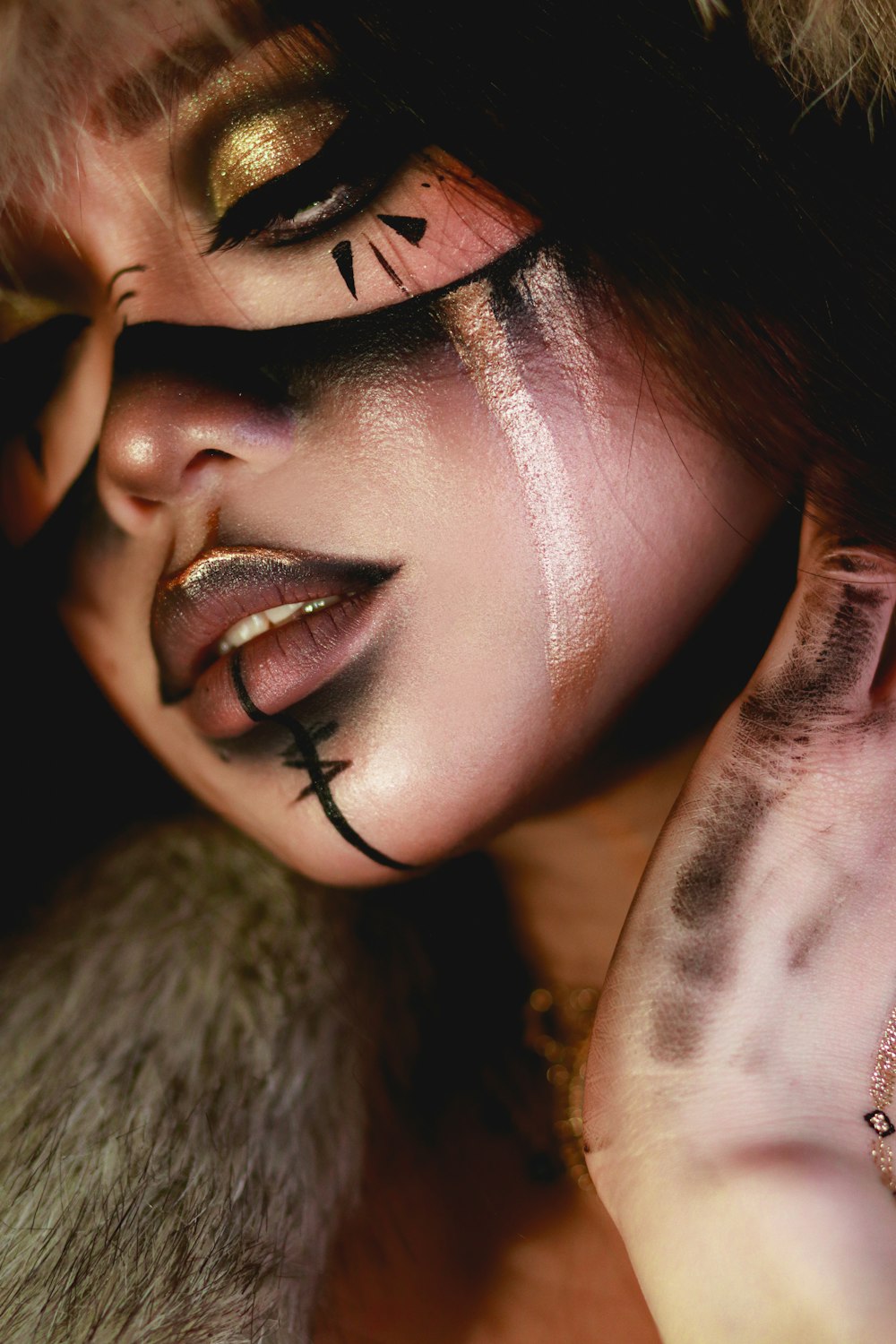 Foto Una mujer con maquillaje de gato en la cara – Imagen Australia gratis  en Unsplash