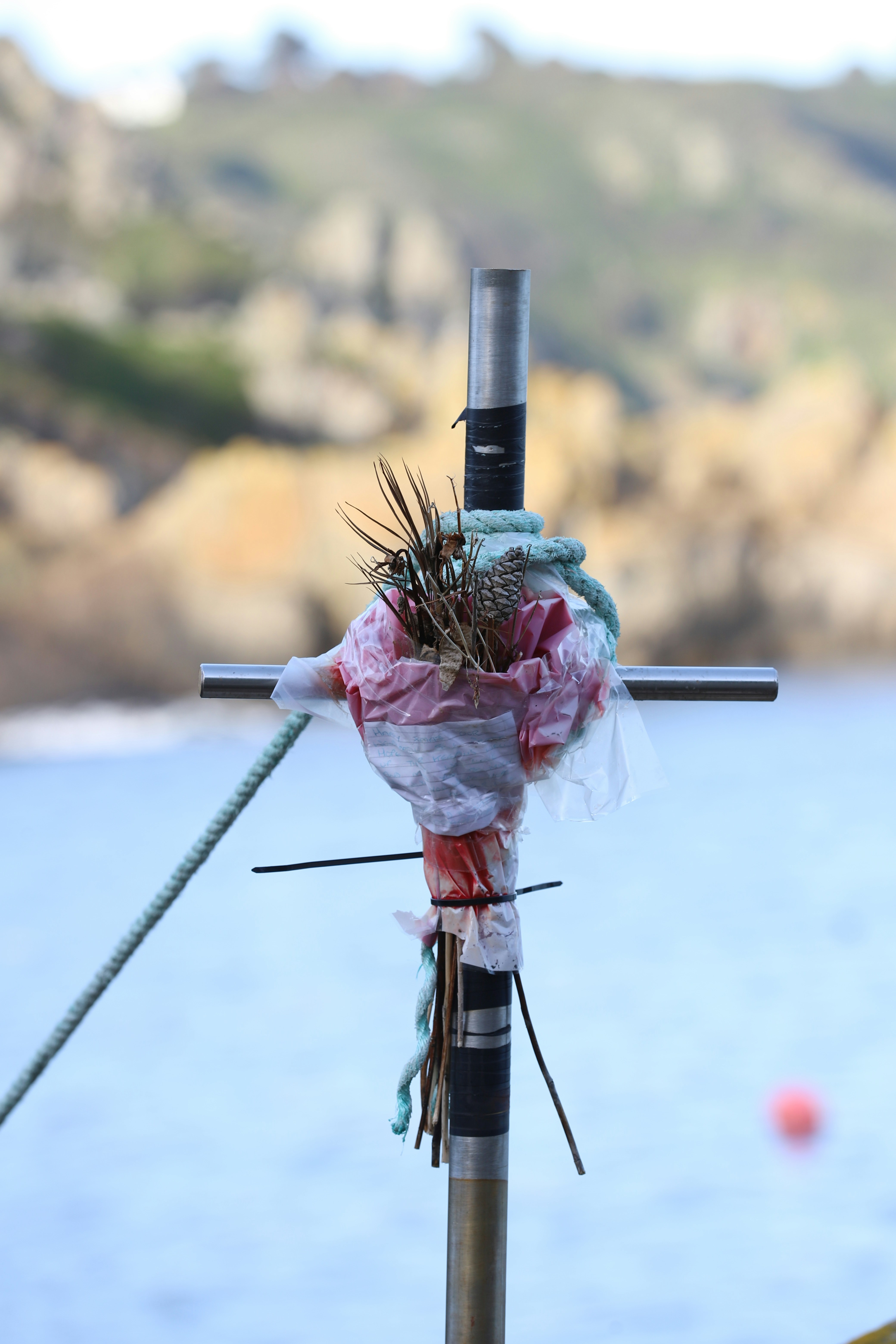 꽃 한 다발이 달린 십자가