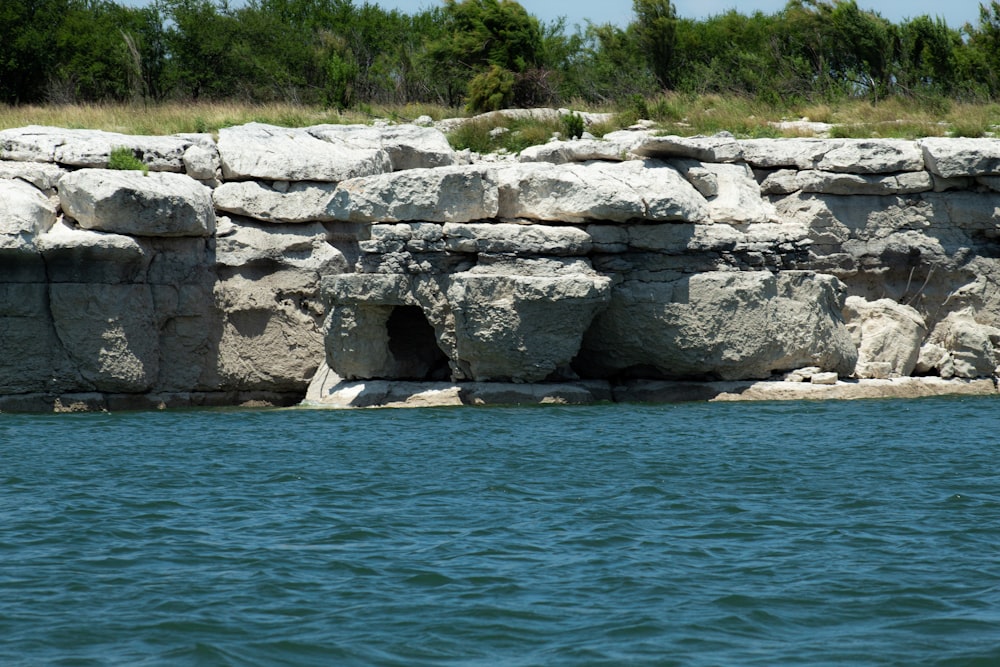 岩だらけの崖の隣にある大きな水域