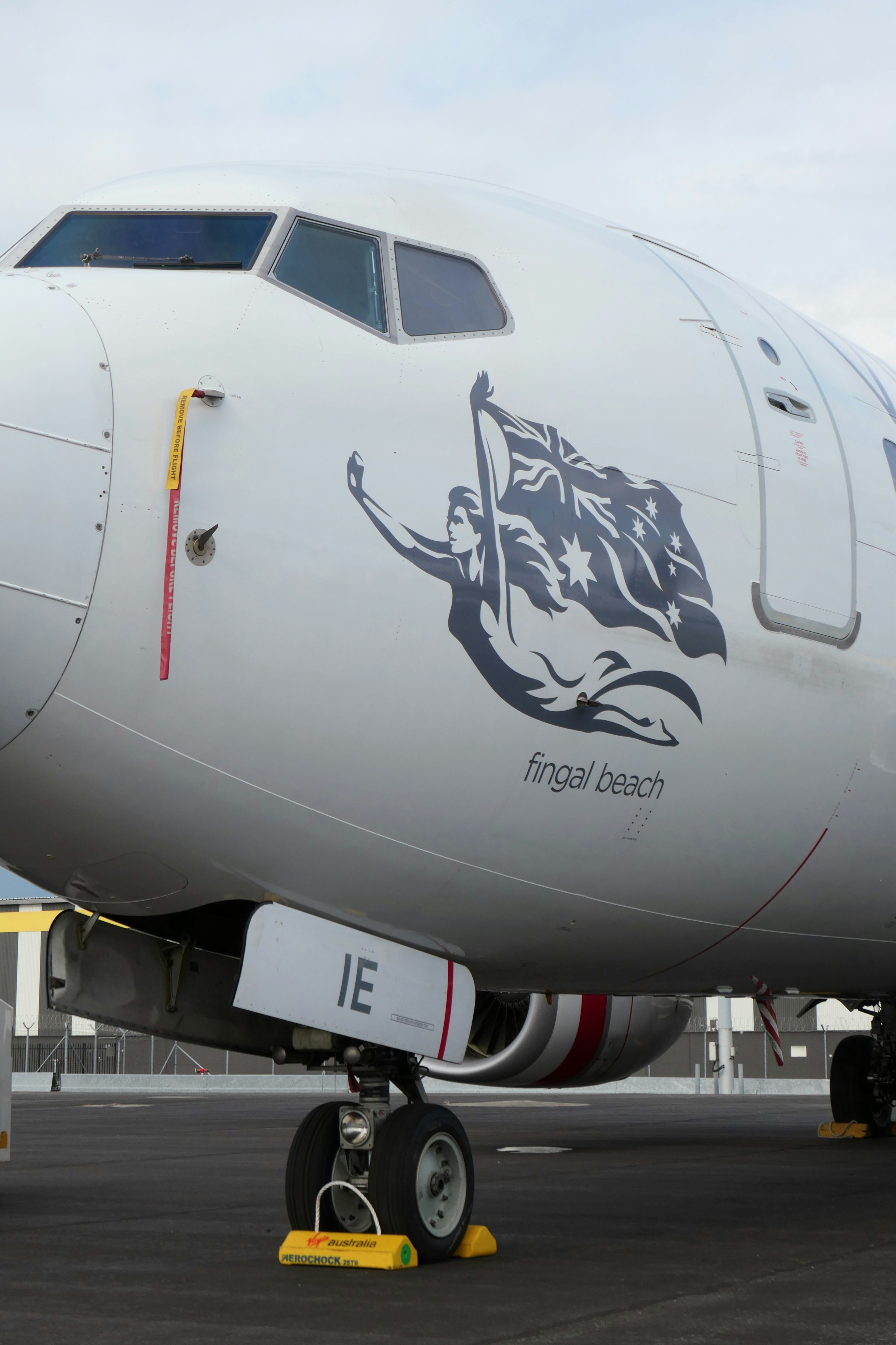 um grande jato sentado em cima de uma pista do aeroporto