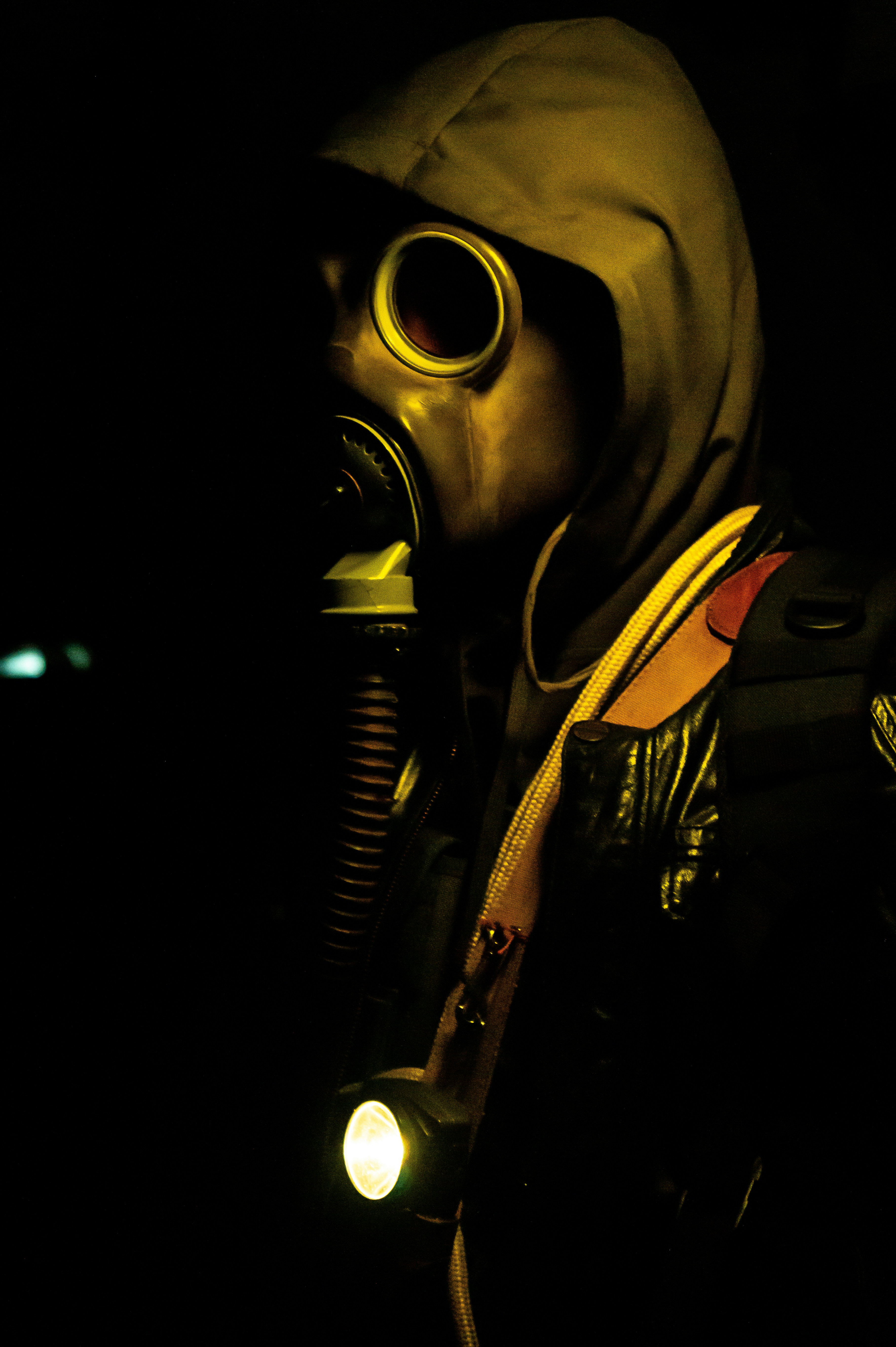 Seorang pria dengan masker gas dengan senter