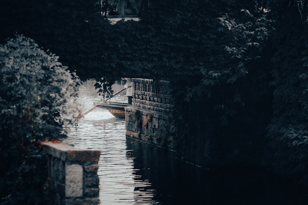 ein schmaler Kanal mit einer Brücke im Hintergrund