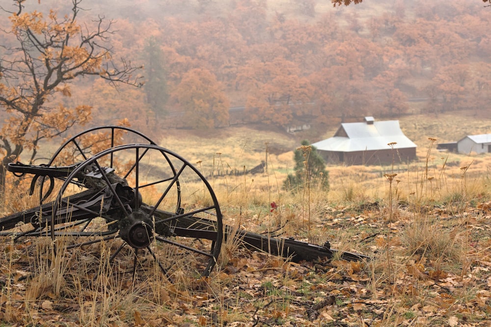 ein altes landwirtschaftliches Gerät, das auf einem Feld sitzt