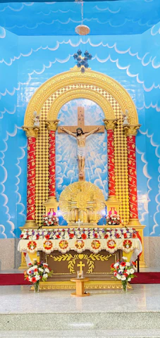 The beautifully decorated altar at Templo Sagrado Corazón de Jesús ready for the ceremony.