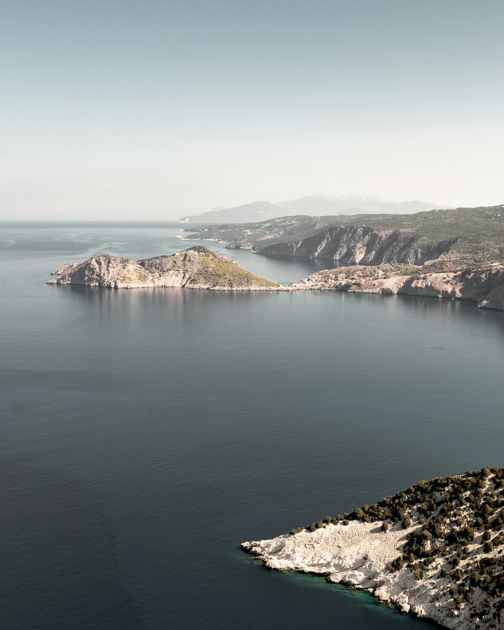 Un grande specchio d'acqua circondato da montagne