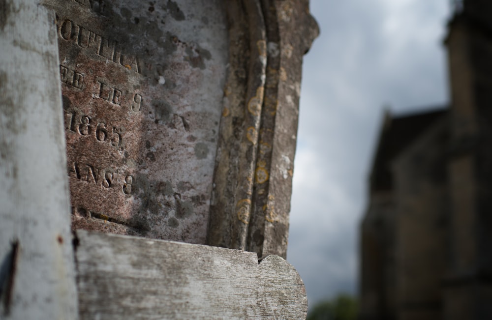 a close up of the headstone of a grave