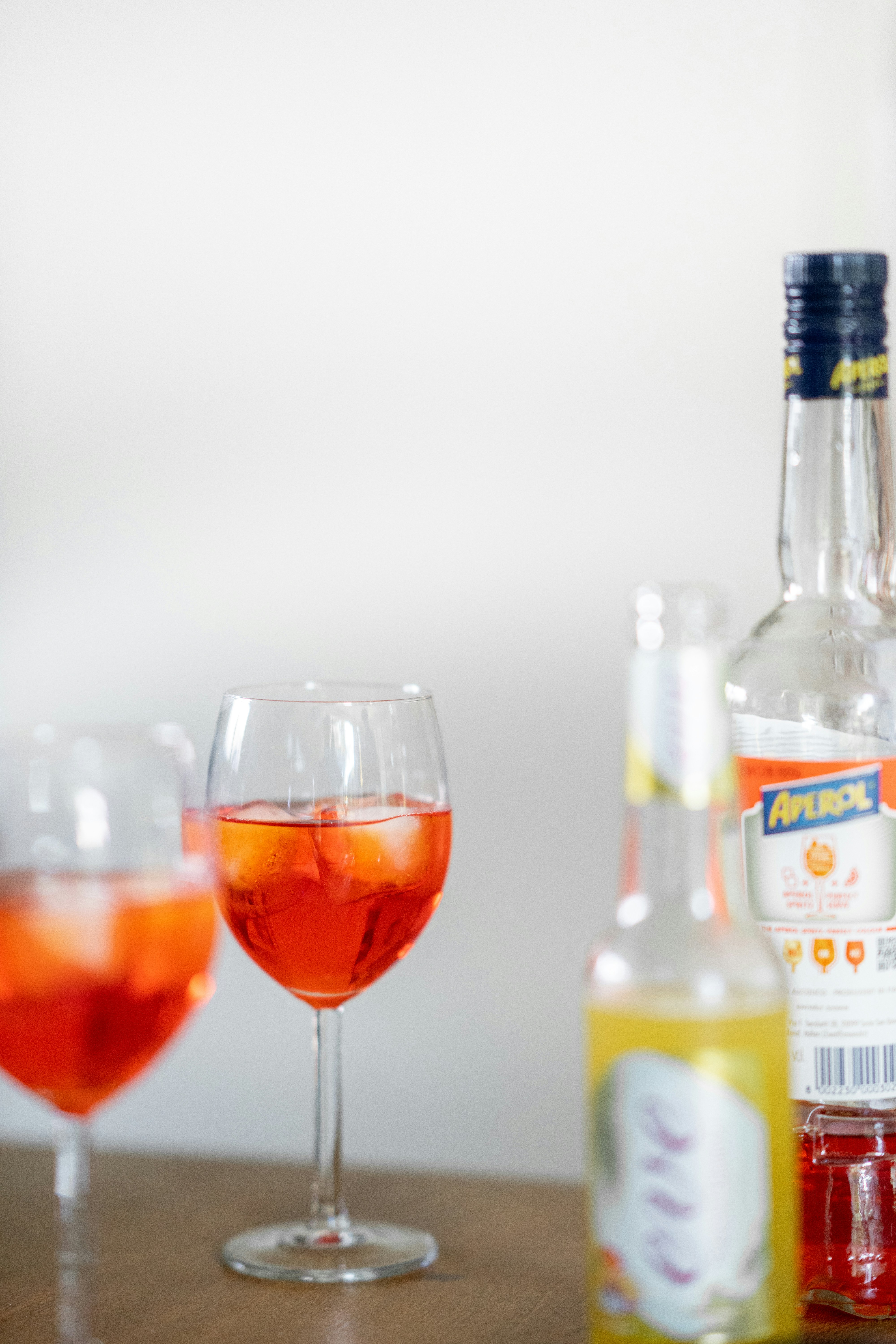 Due bicchieri di vino e una bottiglia di alcol su un tavolo