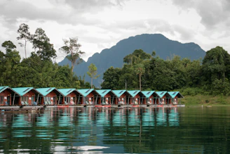 a row of cabins sitting on top of a lake