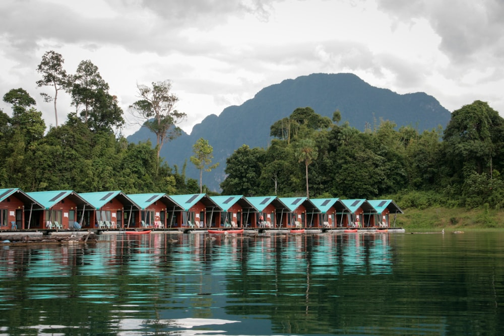 a row of cabins sitting on top of a lake