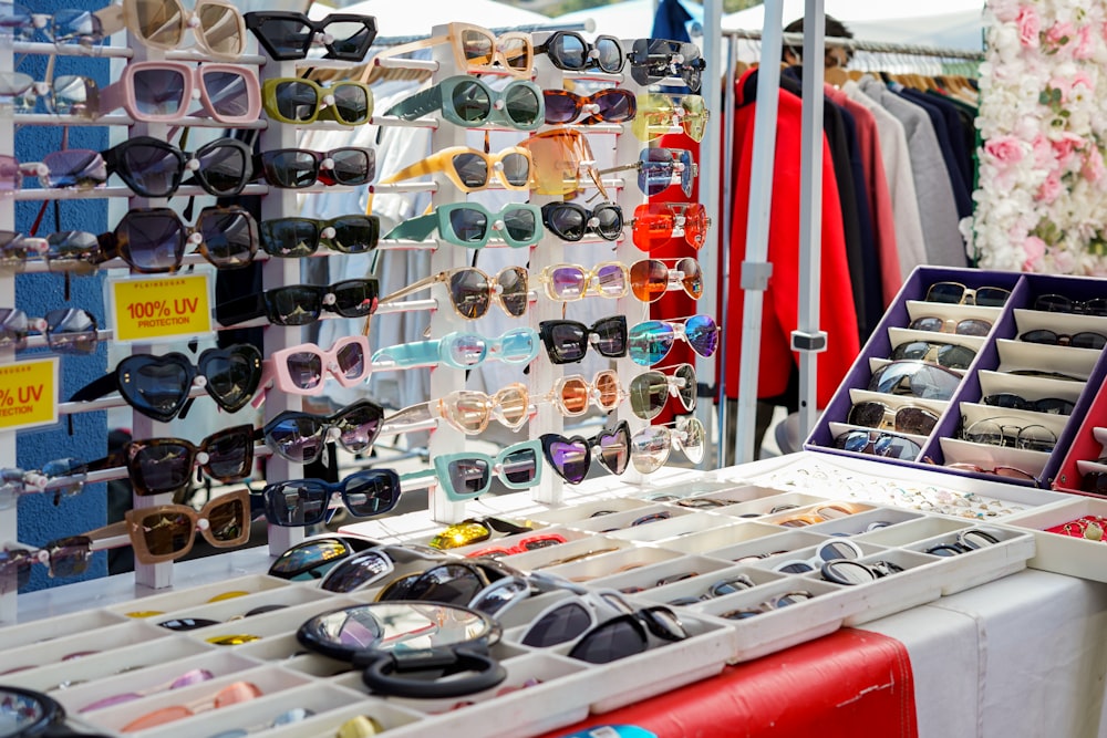 un étalage de lunettes de soleil en vente dans un magasin