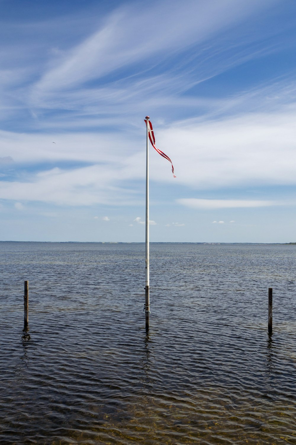 un mât de drapeau sortant de l’eau