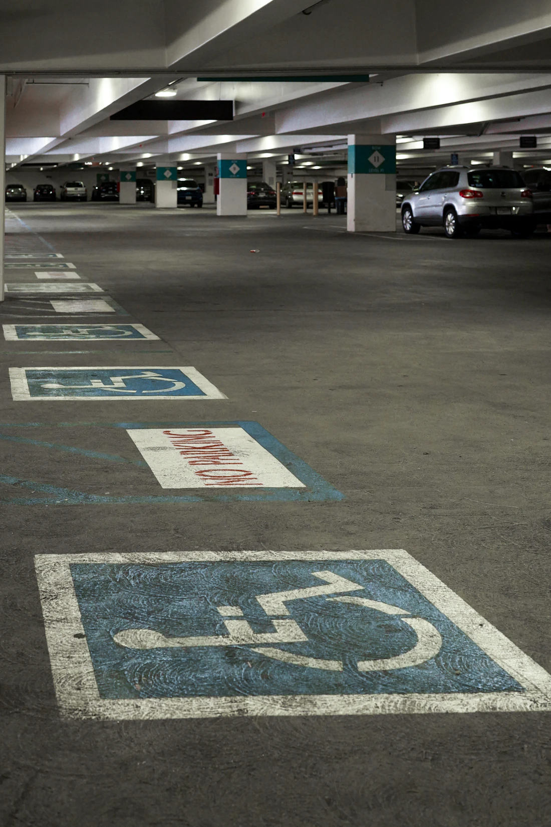Leere Parkgarage mit Beschilderung