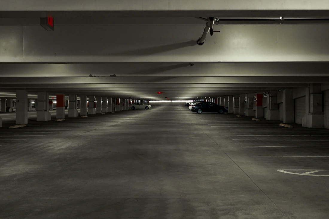 Parkgarage mit einem abgestellten Fahrzeug