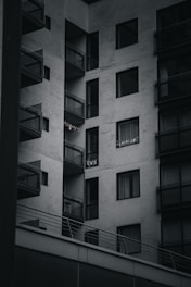 Real estate agent showing a client a modern apartment in Belo Horizonte.