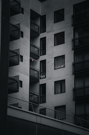 Real estate agent showing a client a modern apartment in Belo Horizonte.