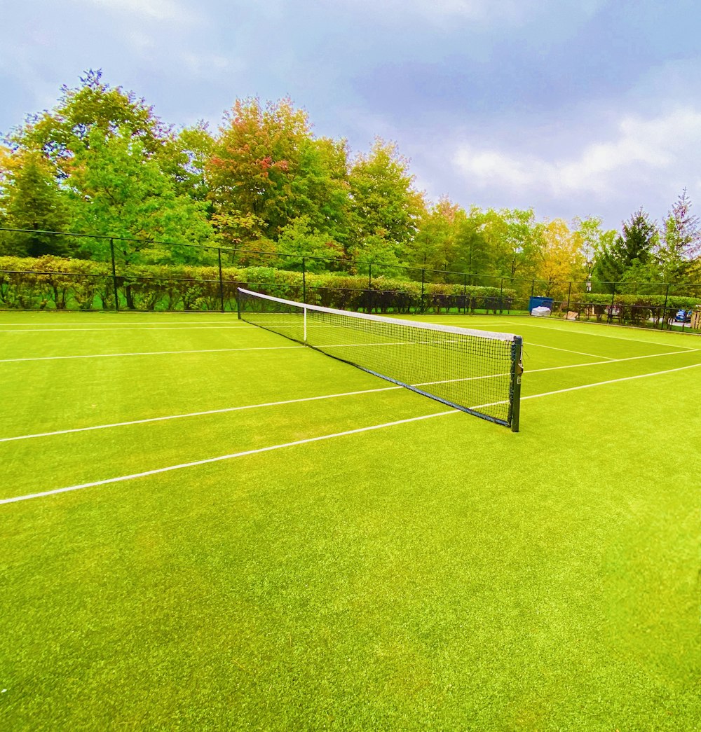 ein Tennisplatz mit einem Netz in der Mitte