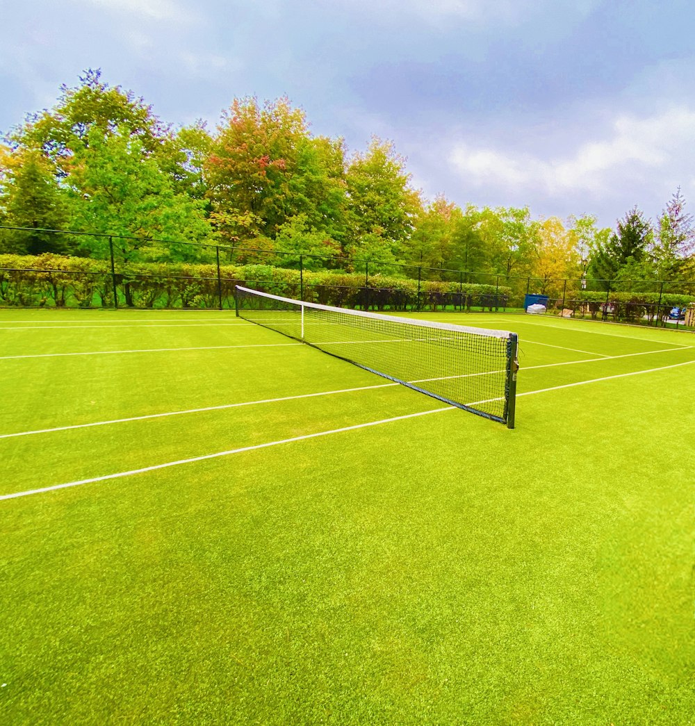 una cancha de tenis con una red en el medio