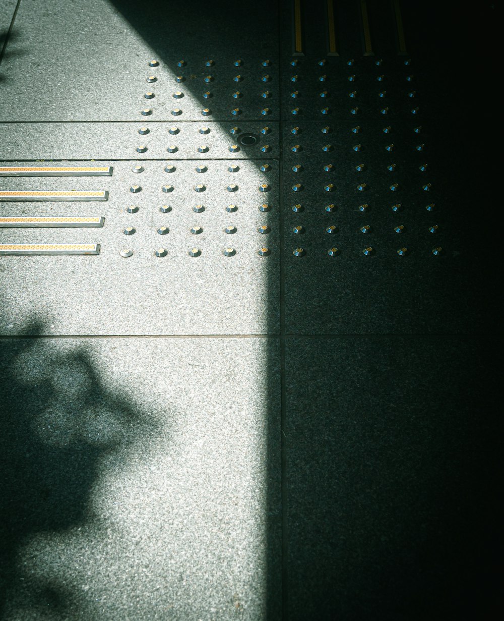 l’ombre d’une personne marchant sur un trottoir