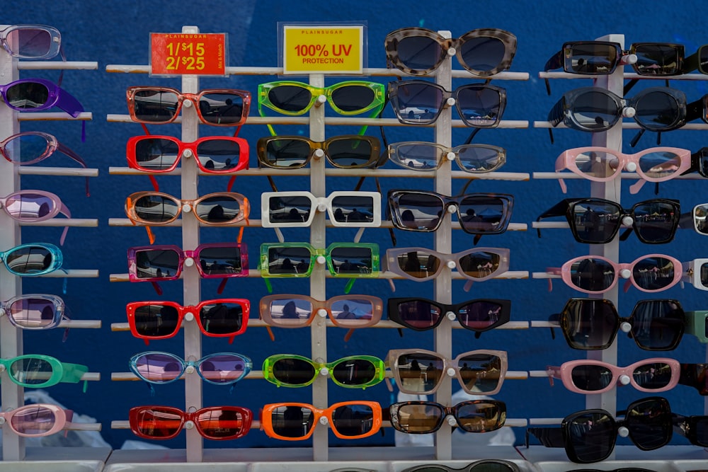 un étalage de lunettes de soleil en vente dans un magasin