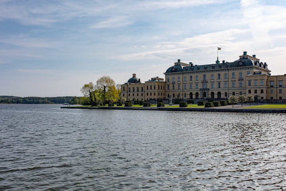 Un grande edificio seduto sul lato di un lago