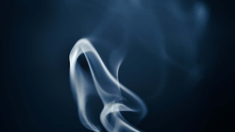 une photo floue de fumée sur fond noir