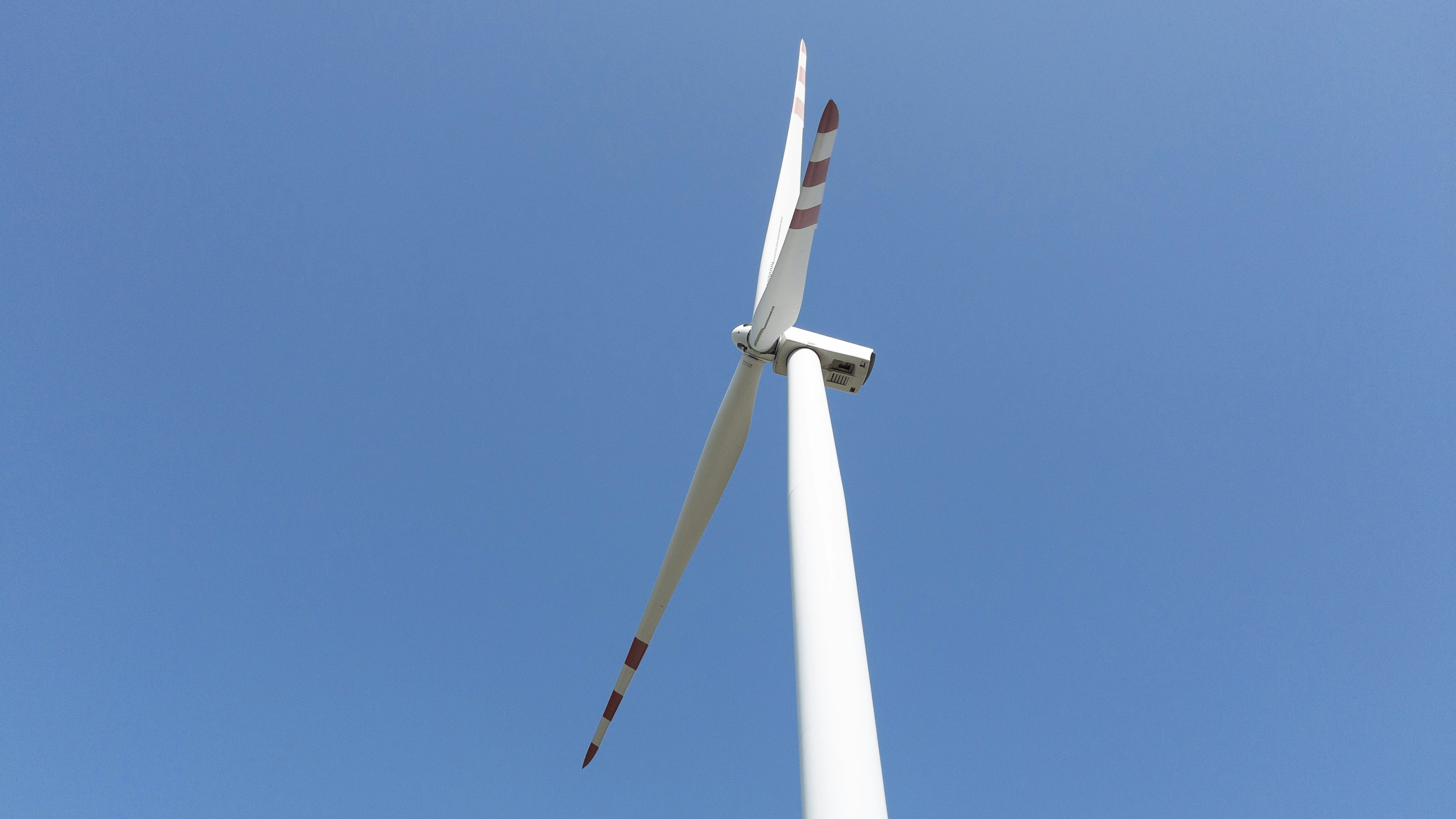 Mobile Power, Solar, and Compact Fridge Kits: A 2026 Field Guide for Service Vans and Micro‑Stations