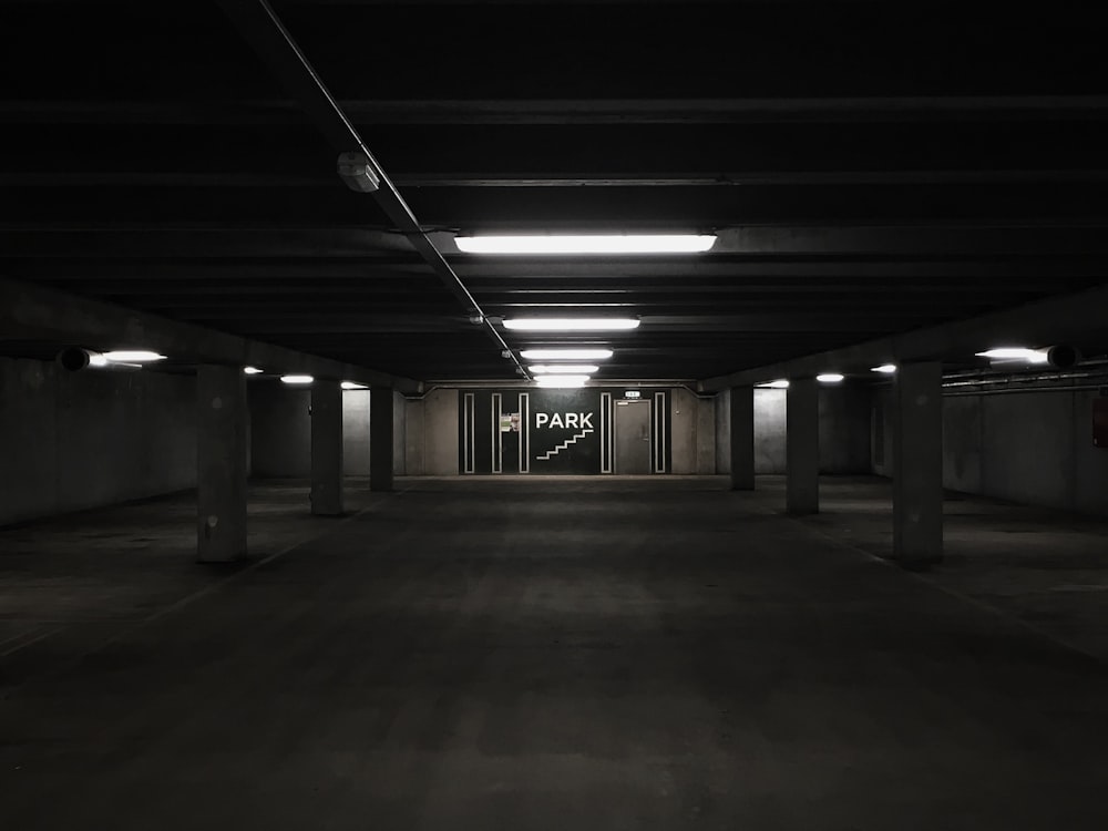 un garage vuoto senza persone all'interno