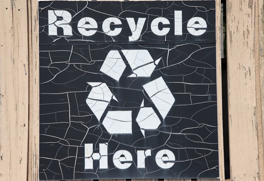 un cartello che dice ricicla qui su di esso