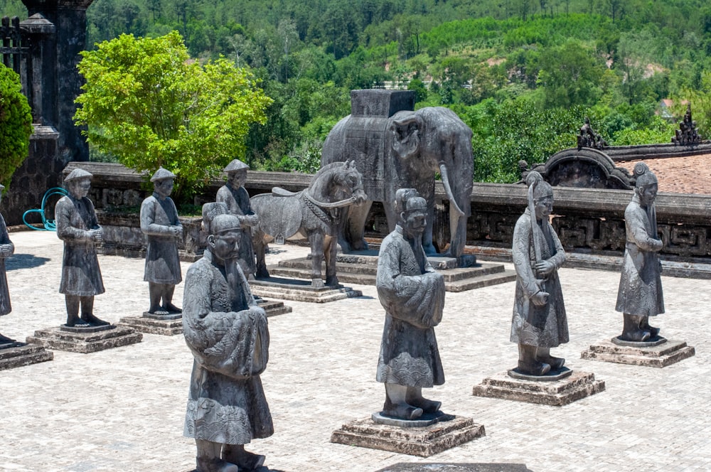 un gruppo di statue di persone ed elefanti