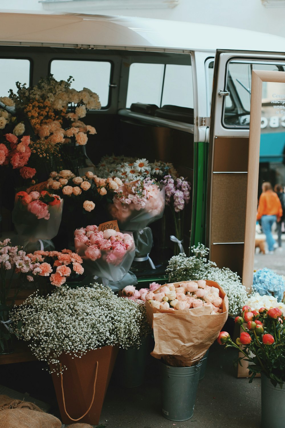 a bunch of flowers that are sitting in a van